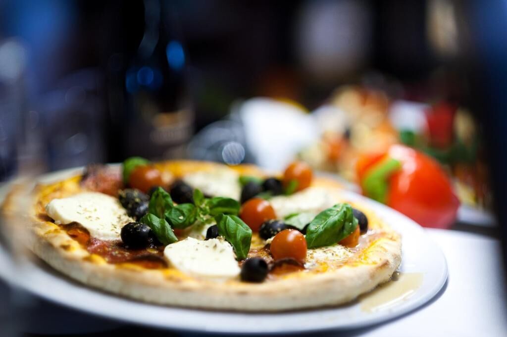 Een pizza belegd met ingrediënten.