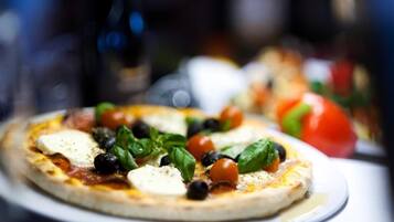 Een pizza belegd met ingrediënten.