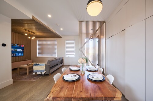 Luxury 4 Bed Oasis with Ample Space