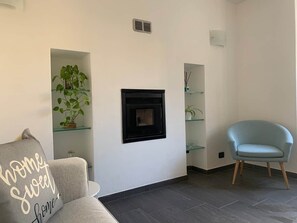 Smart TV, fireplace