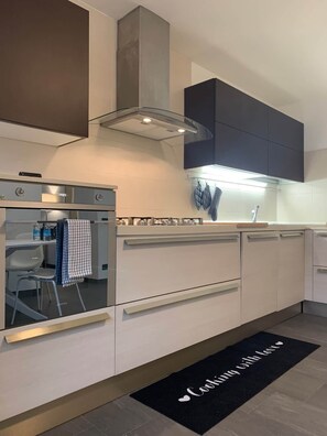 Fridge, oven, stovetop, dishwasher