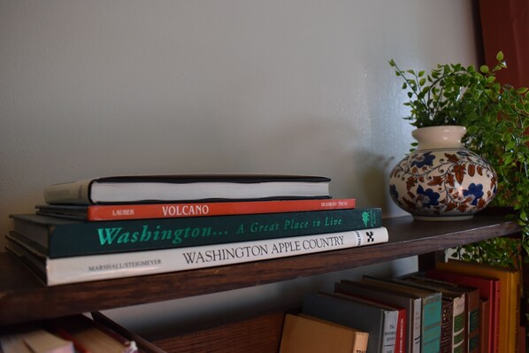 Una libreria con libri e un vaso decorativo.