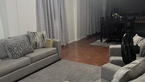 Smart TV - Charming 2-bedroom apartment with WiFi, AC in delightful Georgetown. (Georgetown)