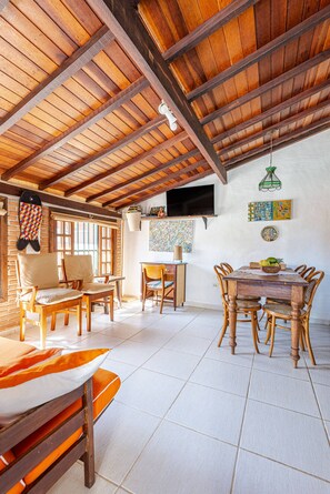 Living area - Casa com piscina a 100 m de Camburizinho (São Sebastião)