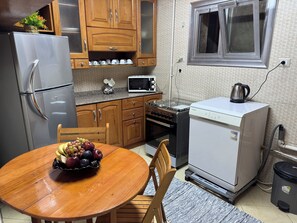 Kjøleskap, mikrobølgeovn, ovn og kokeplater