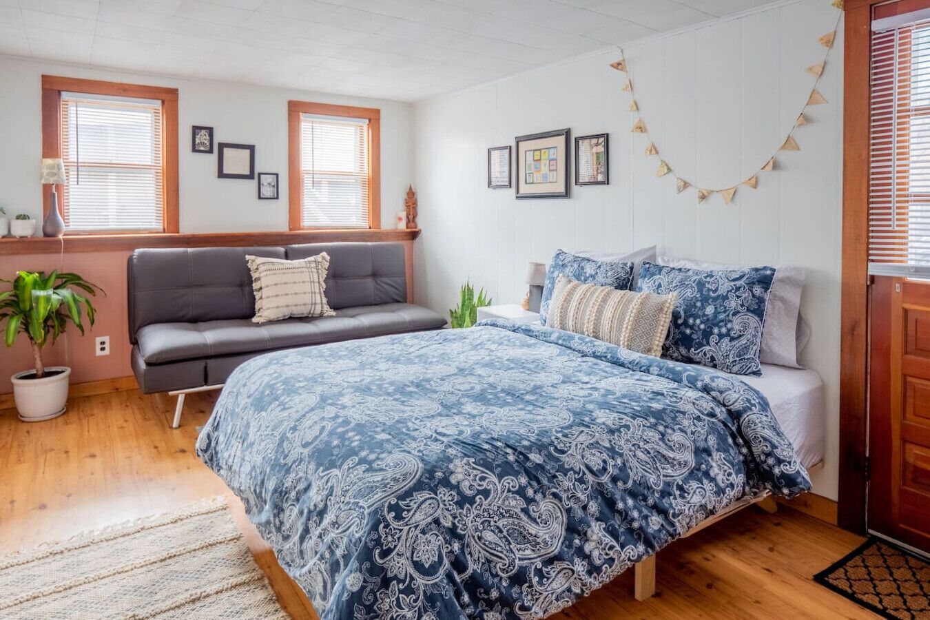 2 bedrooms, desk, iron/ironing board, WiFi