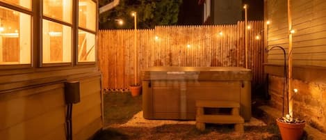 Outdoor spa tub