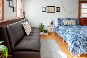2 bedrooms, desk, iron/ironing board, WiFi