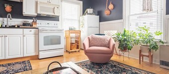 Deluxe Cute Apt | 1min Walk Restaurants + Shops