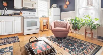 Deluxe Cute Apt | 1min Walk Restaurants + Shops
