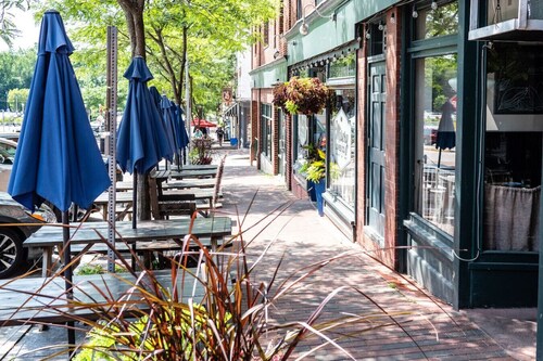 Deluxe Cute Apt | 1min Walk Restaurants + Shops