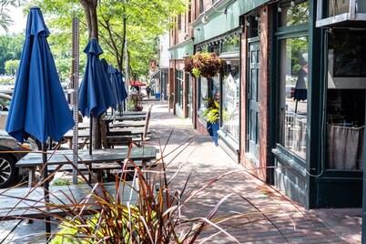 Deluxe Cute Apt | 1min Walk Restaurants + Shops