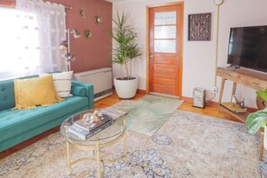 TV, video games - Bohemian Compound | Hot Tub | Restaurants + Shops (Winooski)