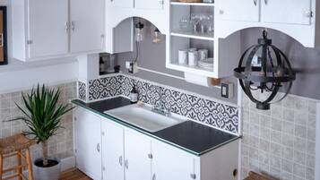 Een koelkast, een magnetron, een oven, een kookplaat