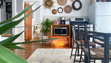 Jääkaappi, mikroaaltouuni, uuni, liesi