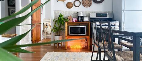 Réfrigérateur, micro-ondes, four, plaque de cuisson