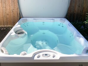 Outdoor spa tub - Bohemian Compound | Hot Tub | Restaurants + Shops (Winooski)
