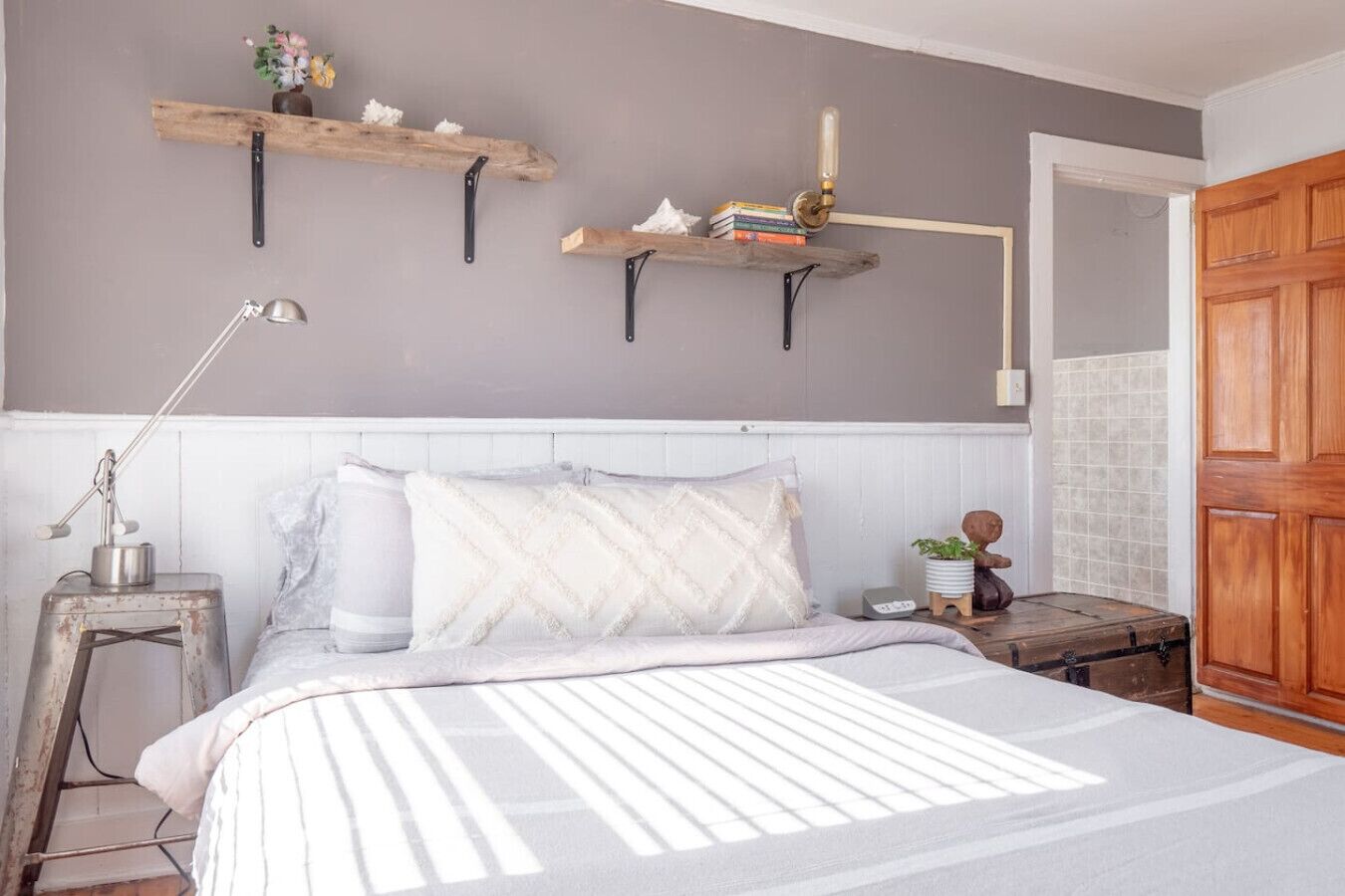 2 bedrooms, desk, iron/ironing board, WiFi