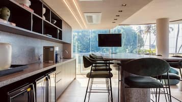 Frigobar, microondas, placa de cocina, cafetera expreso