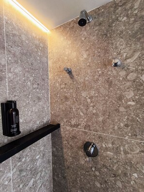 Huoneisto | Kylpyhuone | Suihku, pyyhkeet, vessapaperi