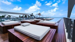 A deck with sun loungers and a pool, overlooking the ocean. - Setai Yacht (João Pessoa)