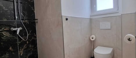 Douche, sĂšche-cheveux, serviettes fournies, savon