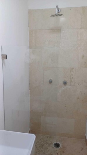 Shower, towels, toilet paper - Container Project  (Puerto Morelos)
