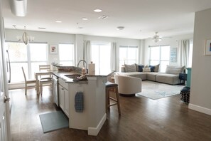 Smart TV - Smokey’s Sunset - Beachfront 3BR - Direct Gulf Views - Sleeps 9 - Surfside 1 (Mexico Beach)
