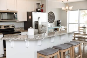 Een koelkast, een microgolfoven, een oven, een kookplaat