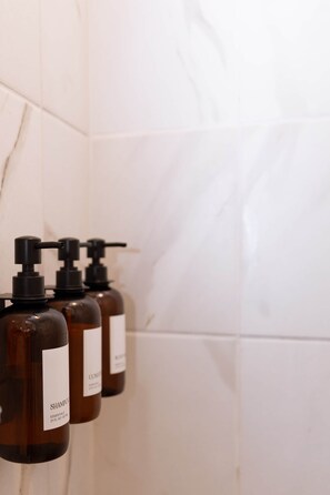 Dusj, hårføner, håndklær og såpe