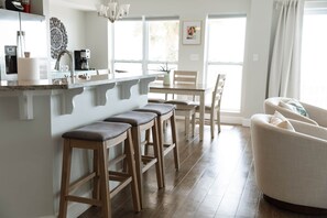 Dining - Smokey’s Sunset - Beachfront 3BR - Direct Gulf Views - Sleeps 9 - Surfside 1 (Mexico Beach)