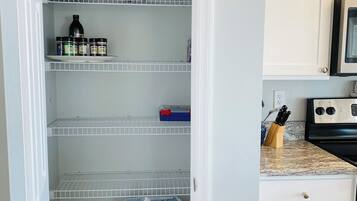 雪櫃、微波爐、焗爐、爐具