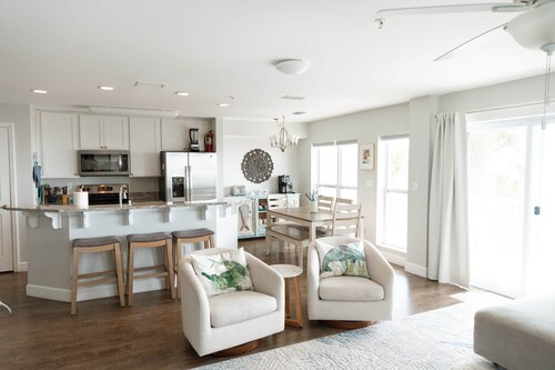 Smokey’s Sunset - Beachfront 3BR - Direct Gulf Views - Sleeps 9 - Surfside 1