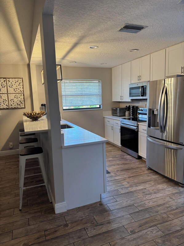 Réfrigérateur, micro-ondes, four, plaque de cuisson