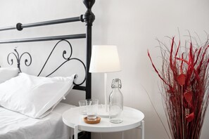 Appartement Confort, balcon, vue jardin | Minibar, ameublement personnalisé, bureau, rideaux occultants
