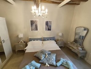 Minibar, individually furnished, desk, blackout drapes - AriediParma - Rooms & Apartments (Parma)