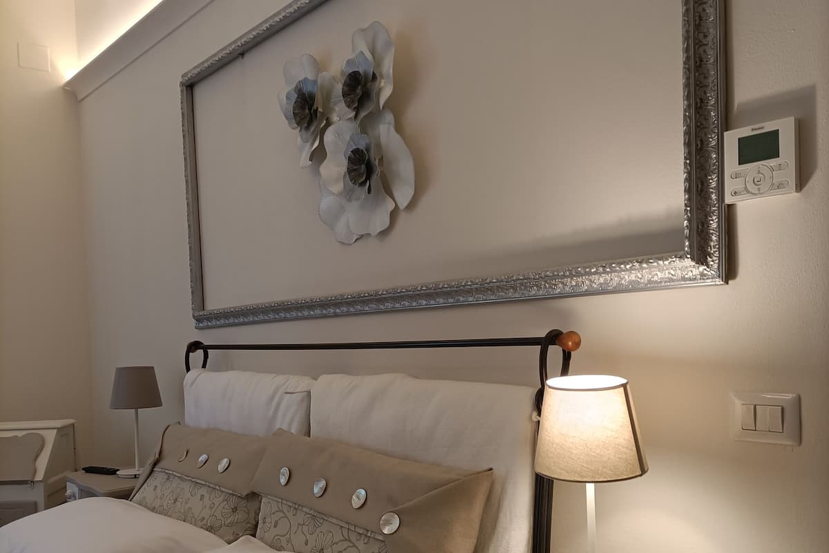 Comfort Room, Garden View | 1 bedroom, minibar, individually furnished, desk
