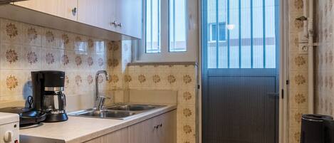 Microondas, cafetera y tetera, tostadora y utensilios de cocina