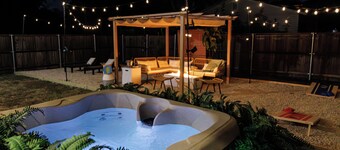 Spa ~ Stunning Yard & Hot Tub ~ Prime Location