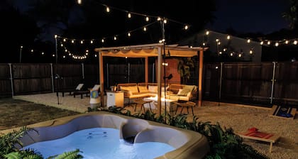 Spa ~ Stunning Yard & Hot Tub ~ Prime Location