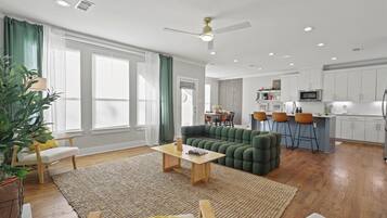 Smart TV, fireplace, books, stereo