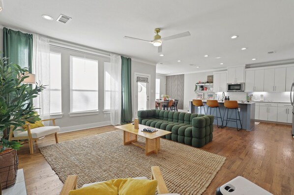 Smart TV, fireplace, books, stereo - Spa ~ Stunning Yard & Hot Tub ~ Prime Location (Dallas)