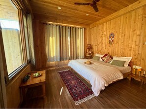 Premium Double Room, Balcony, Mountain View | Individually decorated, individually furnished, free WiFi, bed sheets - Kefi Bakehouse & Stays Tirthan (Banjar)