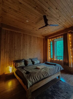Deluxe Double Room, Balcony, Mountain View | Individually decorated, individually furnished, free WiFi, bed sheets - Kefi Bakehouse & Stays Tirthan (Banjar)
