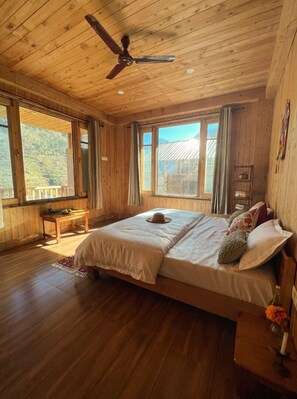 Premium Double Room, Balcony, Mountain View | Individually decorated, individually furnished, free WiFi, bed sheets - Kefi Bakehouse & Stays Tirthan (Banjar)