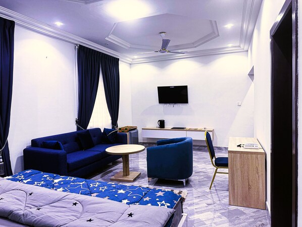Doppia Deluxe, 1 letto king, non fumatori | Area soggiorno | Smart TV 48 pollici con canali digitali