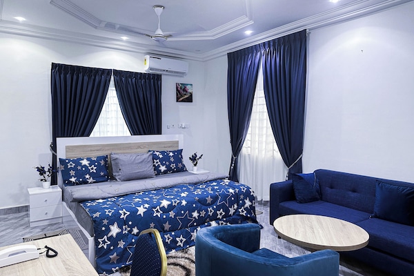 Habitación Deluxe doble, 1 cama de matrimonio grande, no fumadores | Zona de estar | Smart TV de 48 pulgadas con canales digitales