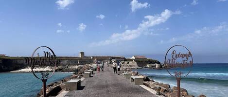 بالقرب من الشاطئ