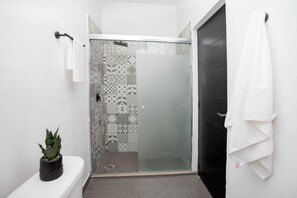 Shower, rainfall showerhead, towels, soap - Casa Alta (Sayulita)