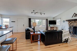 Televisie, een open haard, tafelvoetbal en een tafeltennistafel